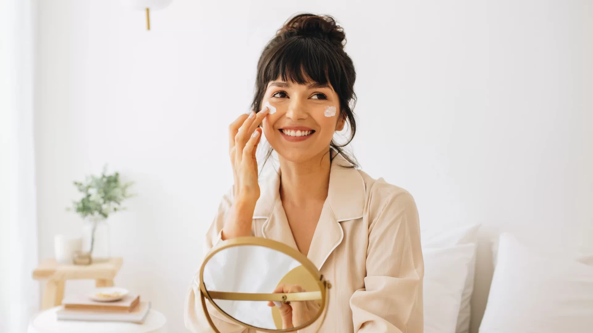 mulher em sua rotina skincare noturno