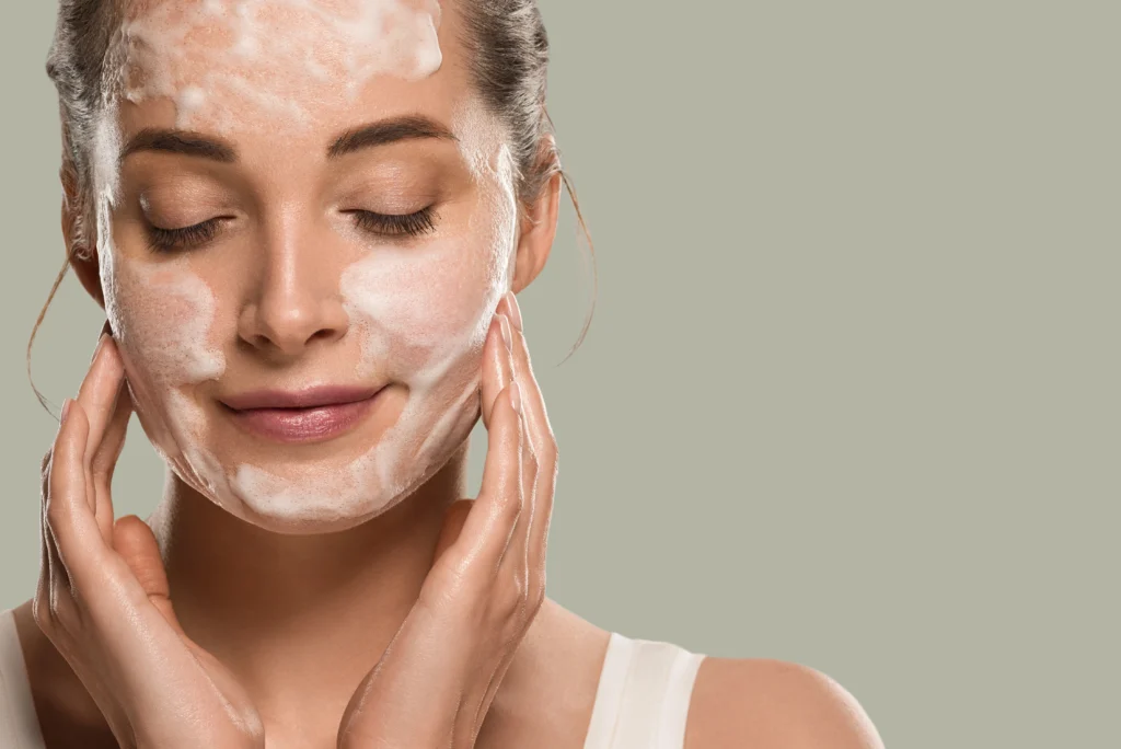 mulher na rotina de skincare fase de limpeza facial